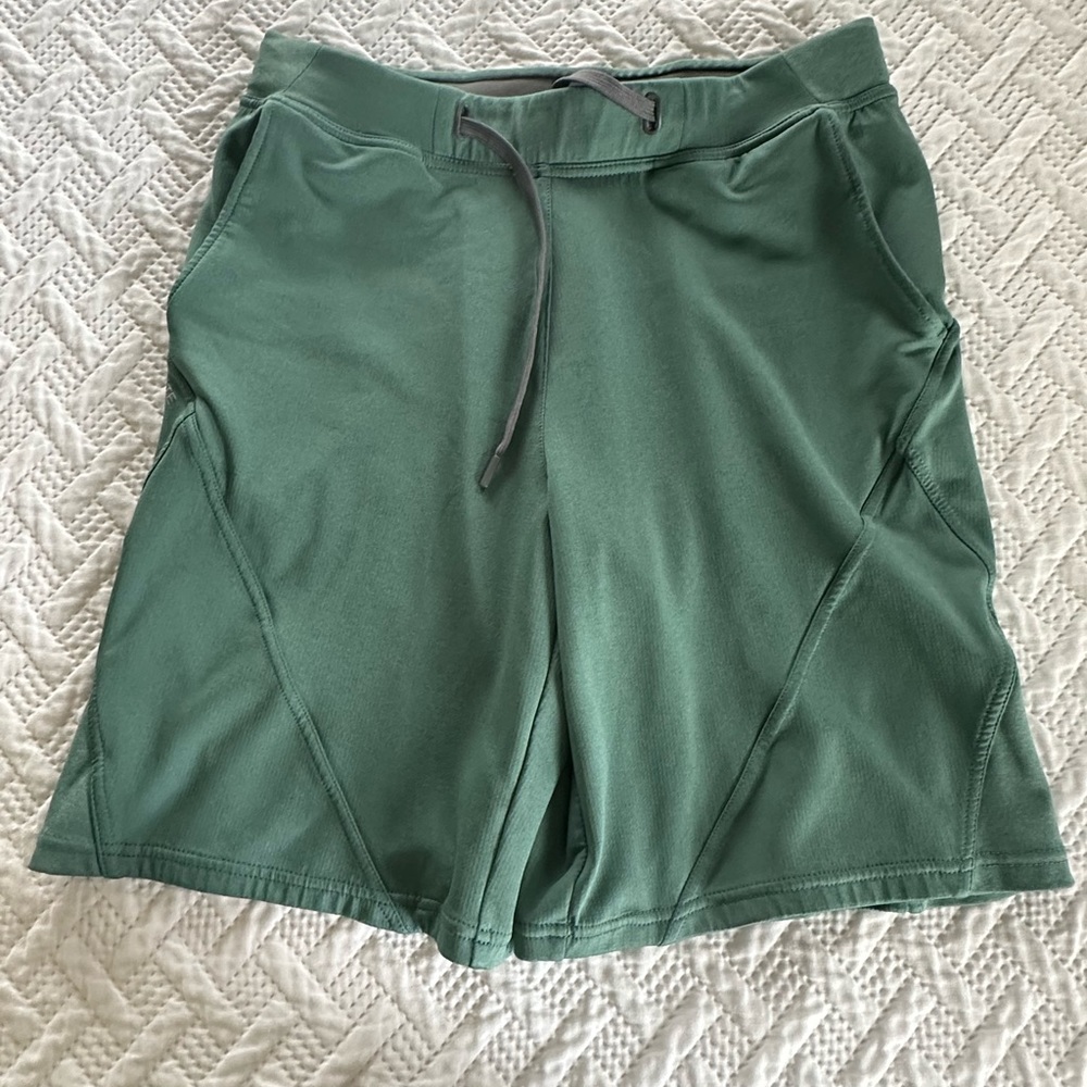 Hylete Flexion shorts above knee NWOT